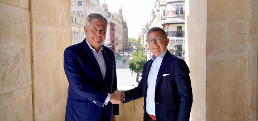 Autocares Casal presenta al alcalde el calendario conmemorativo de su centenario para 2027