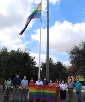 En Bormujos ya ondea la bandera LGTBI en una de las entradas del pueblo