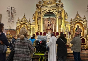 Un paciente del Hospital San Juan de Dios de Nervi&oacute;n visita en camilla al Gran Poder en su bas&iacute;lica