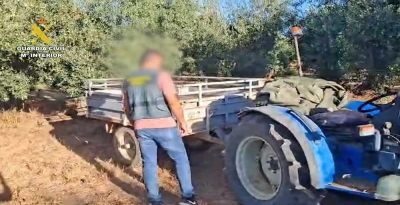 La Guardia Civil recupera un tractor junto a su remolque sustraídos en una finca de Umbrete