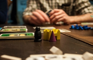 Los juegos de mesa siguen siendo muy populares entre las familias que quieren divertirse