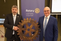 El presidente de Rotary Club Sevilla Corporate, Rafael Jim&eacute;nez, junto al conferenciante, el ur&oacute;logo Natalio Cruz.