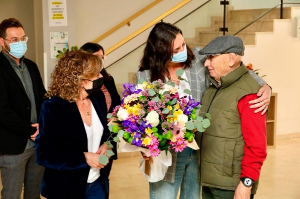 La consejera Loles L&oacute;pez visita la residencia de personas mayores de San Juan de Aznalfarache