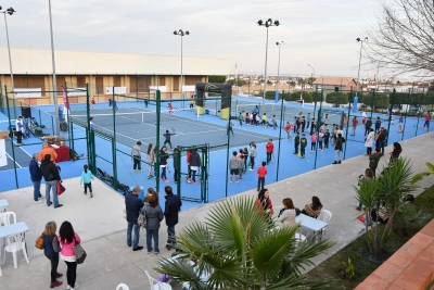 El Ayuntamiento de Tomares inaugura las pistas de tenis del Polideportivo Mascareta tras su remodelaci&oacute;n