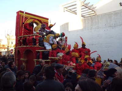 Los Reyes Magos recorrieron Gines en una multitudinaria y espectacular Cabalgata
