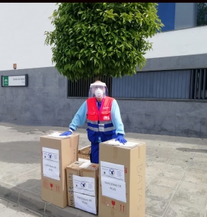 Varias empresas tapiceras de Pilas elaboran mascarillas para el personal sanitario