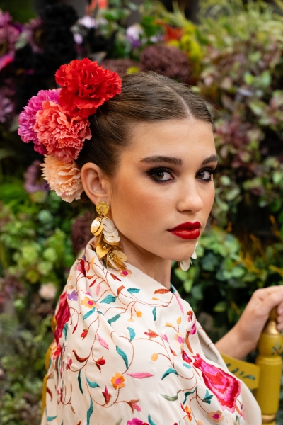 Blanco Azahar innova con claveles de tacto y colores naturales en su colecci&oacute;n floral Flamenca 2024
