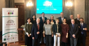 La sala estaba presidida por los miembros activos de la iniciativa. De izquierda a derecha, la alcaldesa de Santiponce, Carolina Casanova, Alejandro Romero, viceconsejero de Cultura y Patrimonio Hist&oacute;rico de la Junta de Andaluc&iacute;a; Trinidad Argota, diputada de Servicios P&uacute;blicos y Obras municipales de la Diputaci&oacute;n de Sevilla, Jose Mar&iacute;a Ferrer, vicepresidente de Civisur y Jos&eacute; Beltr&aacute;n representante del Consejo asesor de la Candidatura. Concha Cobreros, secretaria de Civisur, present&oacute; el proyecto.