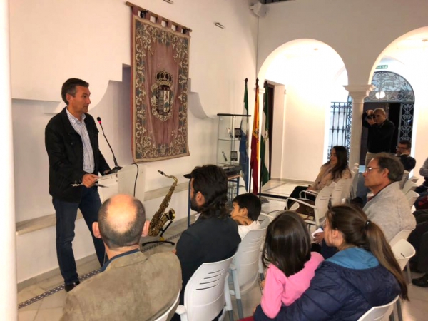 Momento de la presentaci&oacute;n de las audioesculturas en el Espacio Cultural de Salteras. 