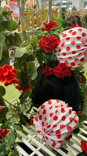 Plasticosur bate r&eacute;cord de venta de farolillos para una feria que se decanta por los blanco y rojo y por el color albero