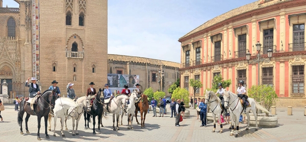 Las Amazonas andaluzas recuerdan la importancia de la mujer en la Feria y en el mundo del caballo