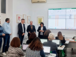 Unas 100 mujeres del mundo rural de Hu&eacute;var del Aljarafe se forman en competencias digitales, gracias al Programa Preparadas