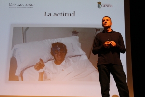 Javier &lsquo;Chinche&rsquo; Lafuente ense&ntilde;a en Gines a &lsquo;Vivir con  ella: un paseo por la vida&rsquo;