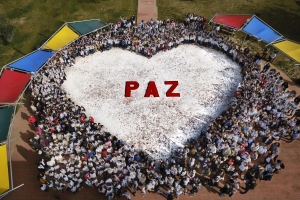 M&aacute;s de 1.400 alumnos y alumnas celebran en Gines el D&iacute;a de la Paz