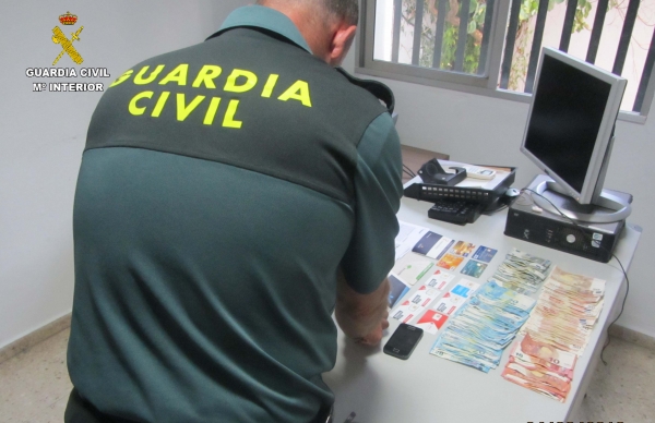 La Guardia Civil detiene a una persona por estafas en internet de falsos alquileres de viviendas vacacionales en Punta Umbr&iacute;a
