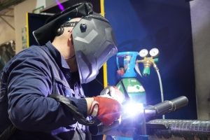 COMEGU refuerza su oferta formativa a medida ante la demanda de cursos de soldadura para empresas