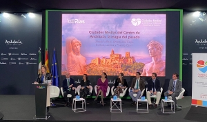 En la imagen, la alcaldesa de &Eacute;cija, Silvia Heredia, durante la presentaci&oacute;n de la campa&ntilde;a "Una joya por conocer" en FITUR.