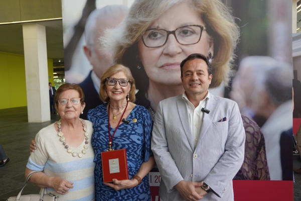 El Grupo D&iacute;az Cadenas celebra la Medalla de Sevilla concedida a Maruja Vilches, imagen de su marca propia
