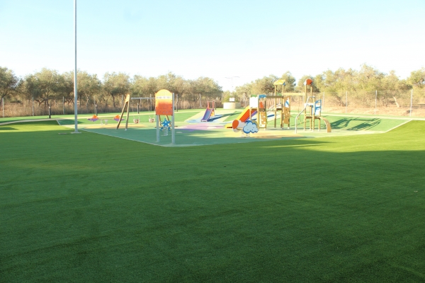 C&eacute;sped artificial para el entorno de los juegos infantiles del Parque Manolo P&eacute;rez de Gines