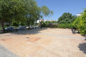 El Ayuntamiento de Tomares incrementa las instalaciones deportivas en el camino viejo con la construcci&oacute;n de una pista polideportiva