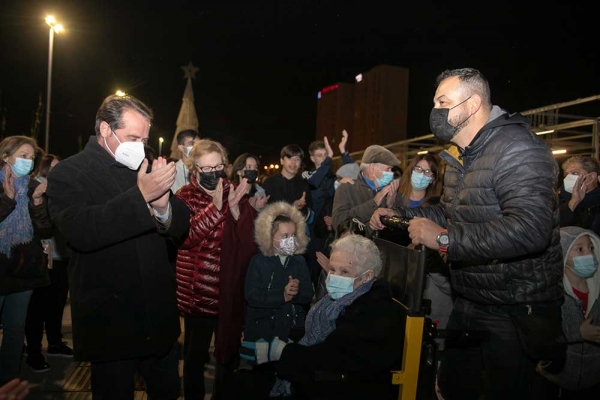 La persona m&aacute;s longeva de Sevilla enciende Mairena por Navidad