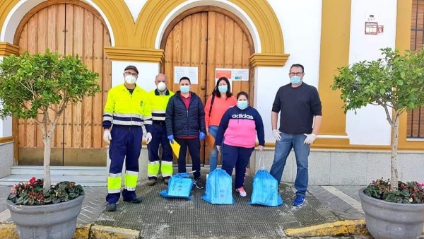 Concejales y empleados municipales reparten libros a los escolares del Colegio San Sebasti&aacute;n