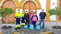 Concejales y empleados municipales reparten libros a los escolares del Colegio San Sebasti&aacute;n