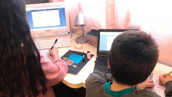 El Ayuntamiento de Olivares distribuye ordenadores port&aacute;tiles de los dos colegios al alumnado para seguir con su aprovechamiento educativo mientras dure el estado de alarma