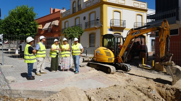 La alcaldesa de Castilleja de la Cuesta visita las obras que Aljarafesa est&aacute; desarrollando en la Calle Convento para solucionar los problemas en el suministro de agua