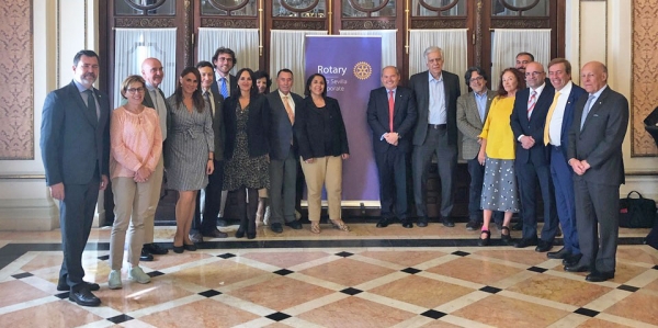 El escritor peruano Alonso Cueto analiza sus relaciones con Espa&ntilde;a y su obra literaria en el Rotary Club Sevilla Corporate