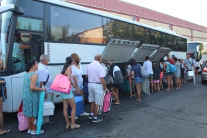 &lsquo;Los jueves al sol&rsquo; bate r&eacute;cords y lleva a cerca de 1.000 vecinos y vecinas de Gines a la playa este verano